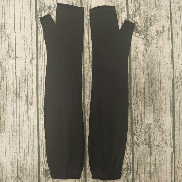 シルク100％でUVカット率90%以上！無縫製で仕上げたアームカバーは付け心地抜群！！ 1枚目の画像