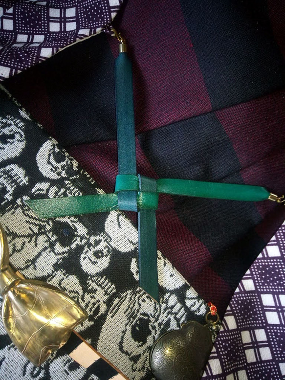 本革羽織紐　青+緑色　レザーを縁起の良い叶結びにし着物や浴衣の羽織に！ 1枚目の画像
