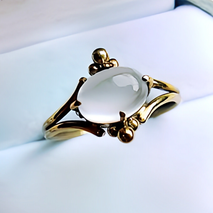 ムーンストーンのアンティーク風リング オーバルカボション・カット