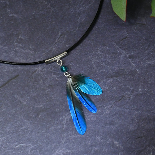粘土の羽根飾り＿カワセミ青＿ネックレス（チェーン/革紐）＿R小 T小 T