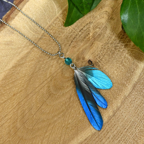 粘土の羽根飾り＿カワセミ青＿ネックレス（チェーン/革紐）＿R小 T小 T