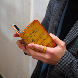 【オーダー制作】あなただけのメッセージを刻んだ20色のぼかし手染めレザー手帳型スマホケース（iPhone16全機種対応） 4枚目の画像