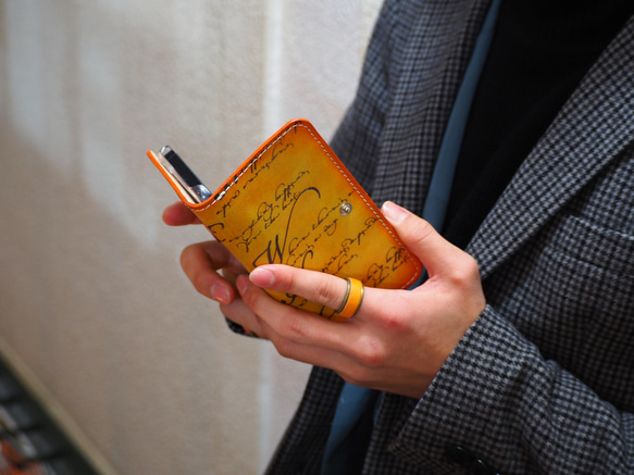 【オーダー制作】あなただけのメッセージを刻んだ20色のぼかし手染めレザー手帳型スマホケース（iPhone16全機種対応） 4枚目の画像