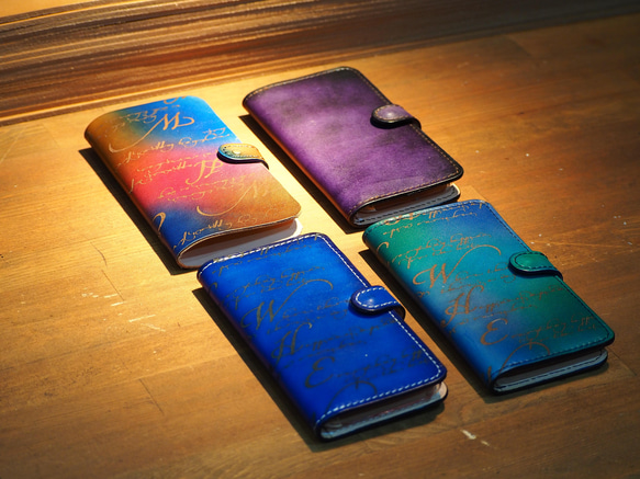 【オーダー制作】あなただけのメッセージを刻んだ20色のぼかし手染めレザー手帳型スマホケース（iPhone16全機種対応） 2枚目の画像