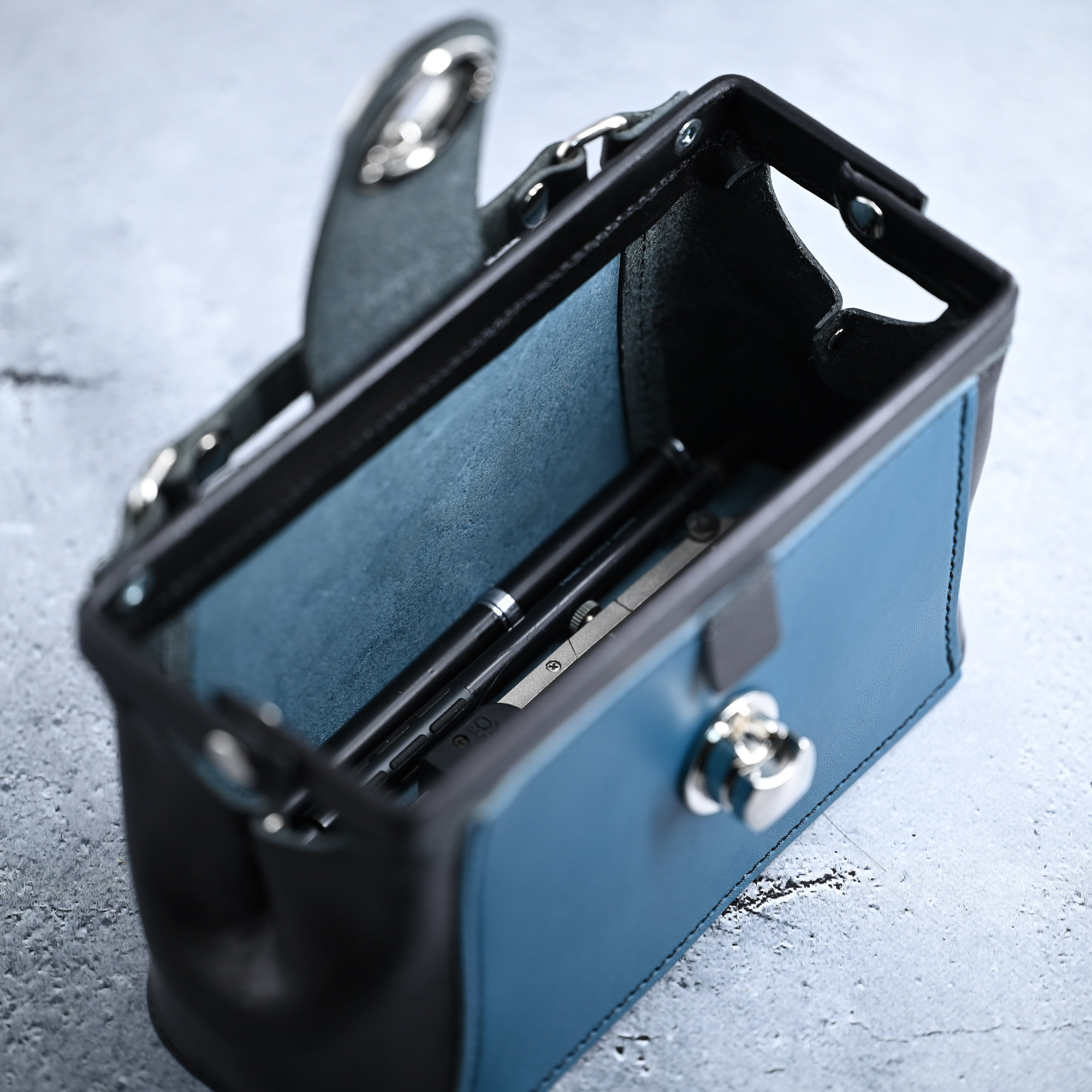 ダレスバッグ型ポーチ　ペンケース　【カラーオーダー】　ヌメ革