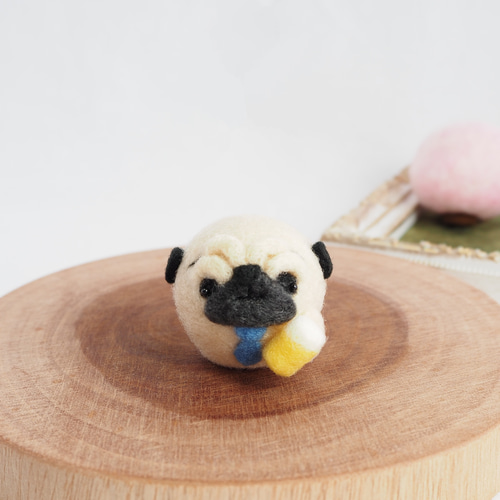 受注製作】まゆパグ(フォーン・黒)がビールを持って「お疲れさま
