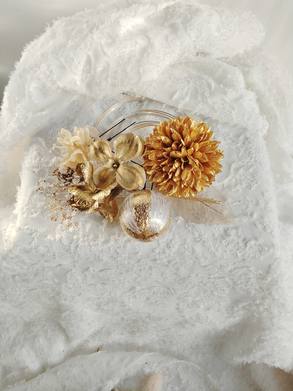 ゴールドの和装モダンヘアアクセ　白無垢　和装花嫁　髪飾り　成人式　結婚式　タイトシニヨン　シニヨンヘア　振袖　袴　着物　 9枚目の画像