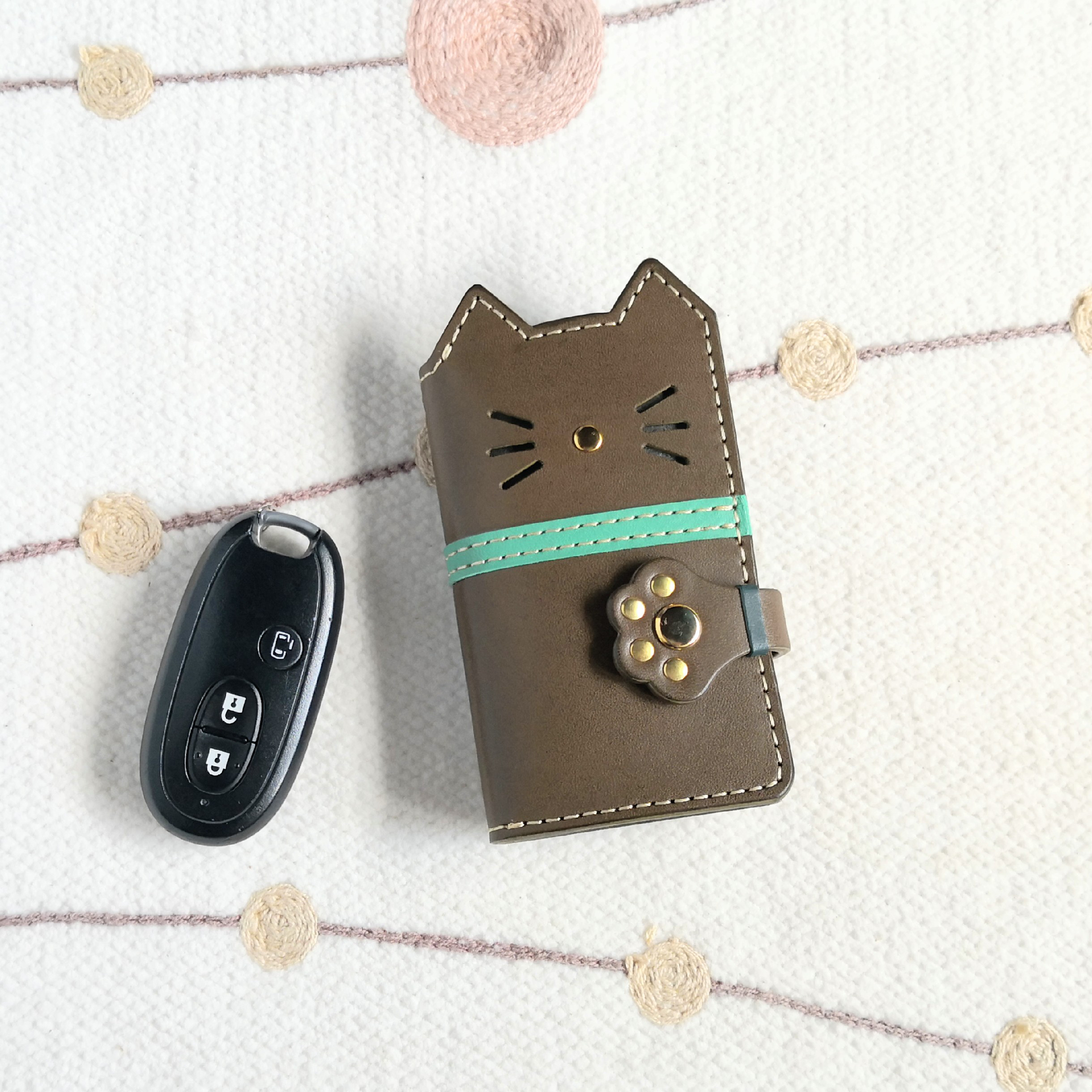 子猫の三つ折りレザーキーケース＊カードポケット付き／カーキ