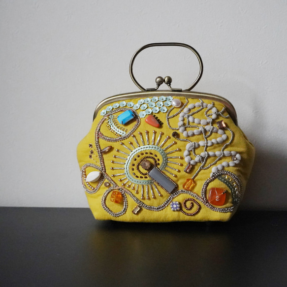 ビーズと変わり糸で刺繍を施したがま口バッグ 8 ハンドバッグ 月に