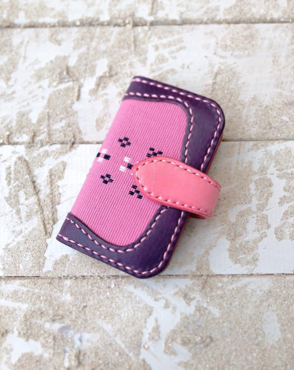 沖縄の織物とイタリアレザーの二つ折りキーケース　パープル×ピンク　（織物シリーズ） 1枚目の画像
