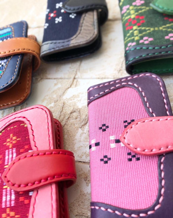 沖縄の織物とイタリアレザーの二つ折りキーケース　パープル×ピンク　（織物シリーズ） 8枚目の画像