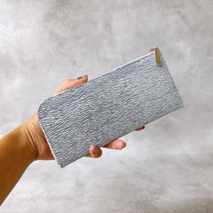 薄くて軽くて大容量なL字長財布 水シボ グレー 牛革