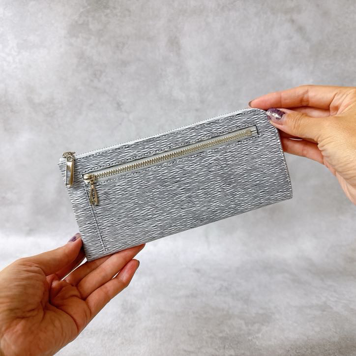 薄くて軽くて大容量なL字長財布 水シボ グレー 牛革