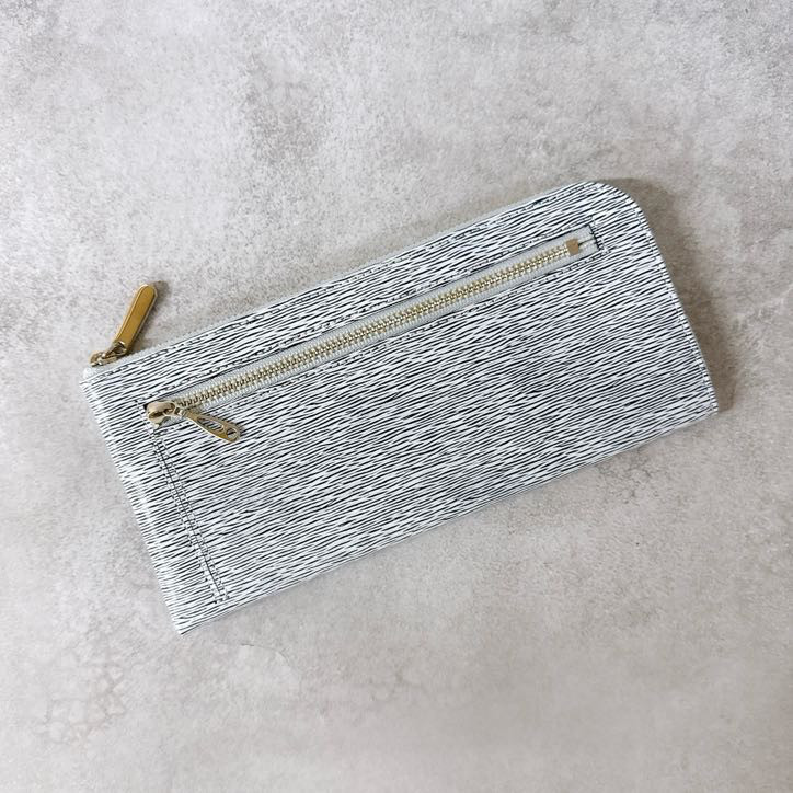 薄くて軽くて大容量なL字長財布 水シボ グレー 牛革