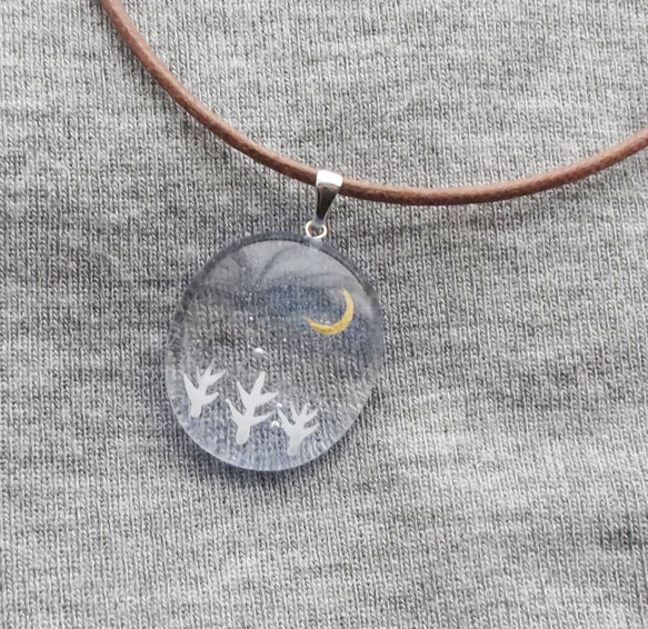 月と森　ガラス　ネックレス 　ペンダント　チョーカー　月　森　星　星空　風景　景色　 2枚目の画像