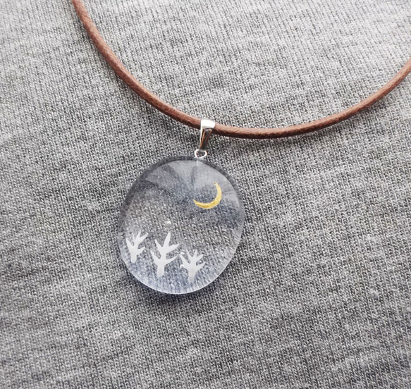 月と森　ガラス　ネックレス 　ペンダント　チョーカー　月　森　星　星空　風景　景色　 1枚目の画像