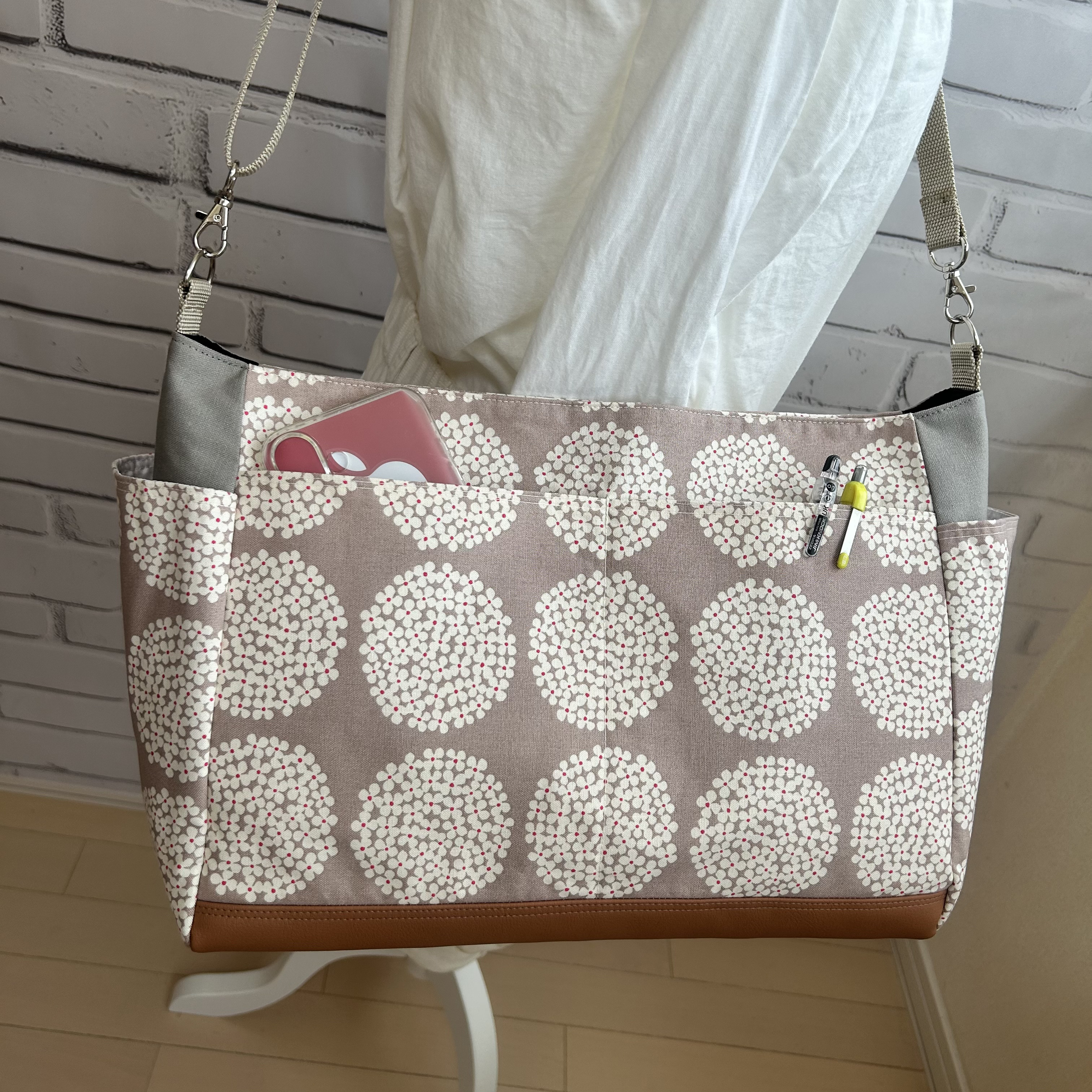 マグネット開閉　A4対応　大容量　サイドポケットが便利な　ショルダーバック　マザーバック　2way 紫陽花③グレージュ