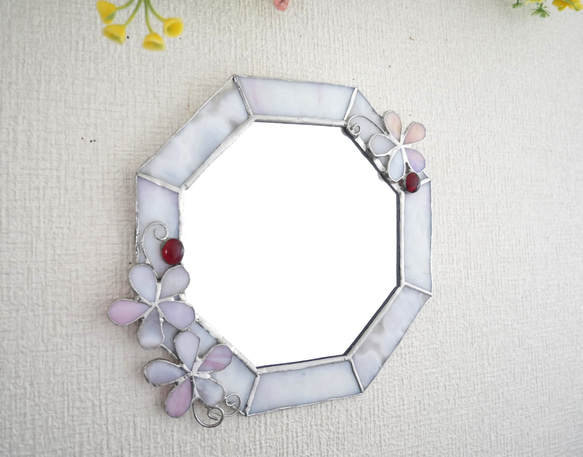 ✴︎:.。清楚な白と蘭の花のステンドグラスの八角形の鏡 　限定品♪ ✴︎:.｡淡いピンク&ホワイトの八角形鏡♪花3つ （size20/Max22