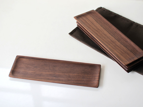 サンマを乗せるのにちょうどいい木製皿（ウォールナット長皿） 3枚目の画像