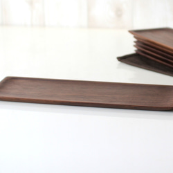 サンマを乗せるのにちょうどいい木製皿（ウォールナット長皿） 2枚目の画像