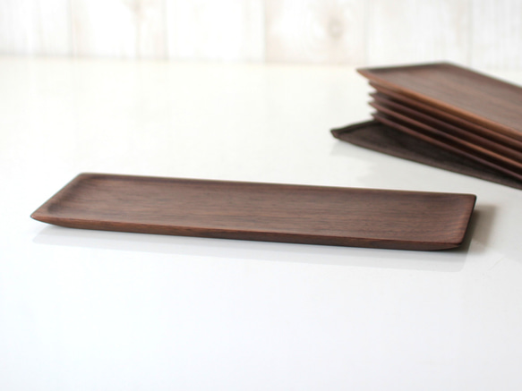 サンマを乗せるのにちょうどいい木製皿（ウォールナット長皿） 2枚目の画像