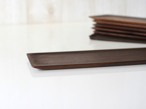 サンマを乗せるのにちょうどいい木製皿（ウォールナット長皿） 4枚目の画像