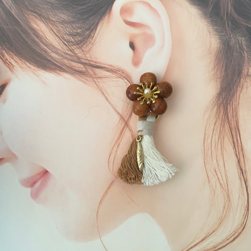 大人気色違いウッドタッセル ツートンフリンジ ピアス！ ピアス 