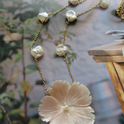 豪華シェル白天然パール 花モチーフネックレス