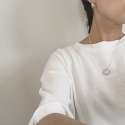 『silver950』シンプルな装いに。カーブモチーフ シルバーのミディアムネックレス Tシャツにあう。夏の装い 9枚目の画像