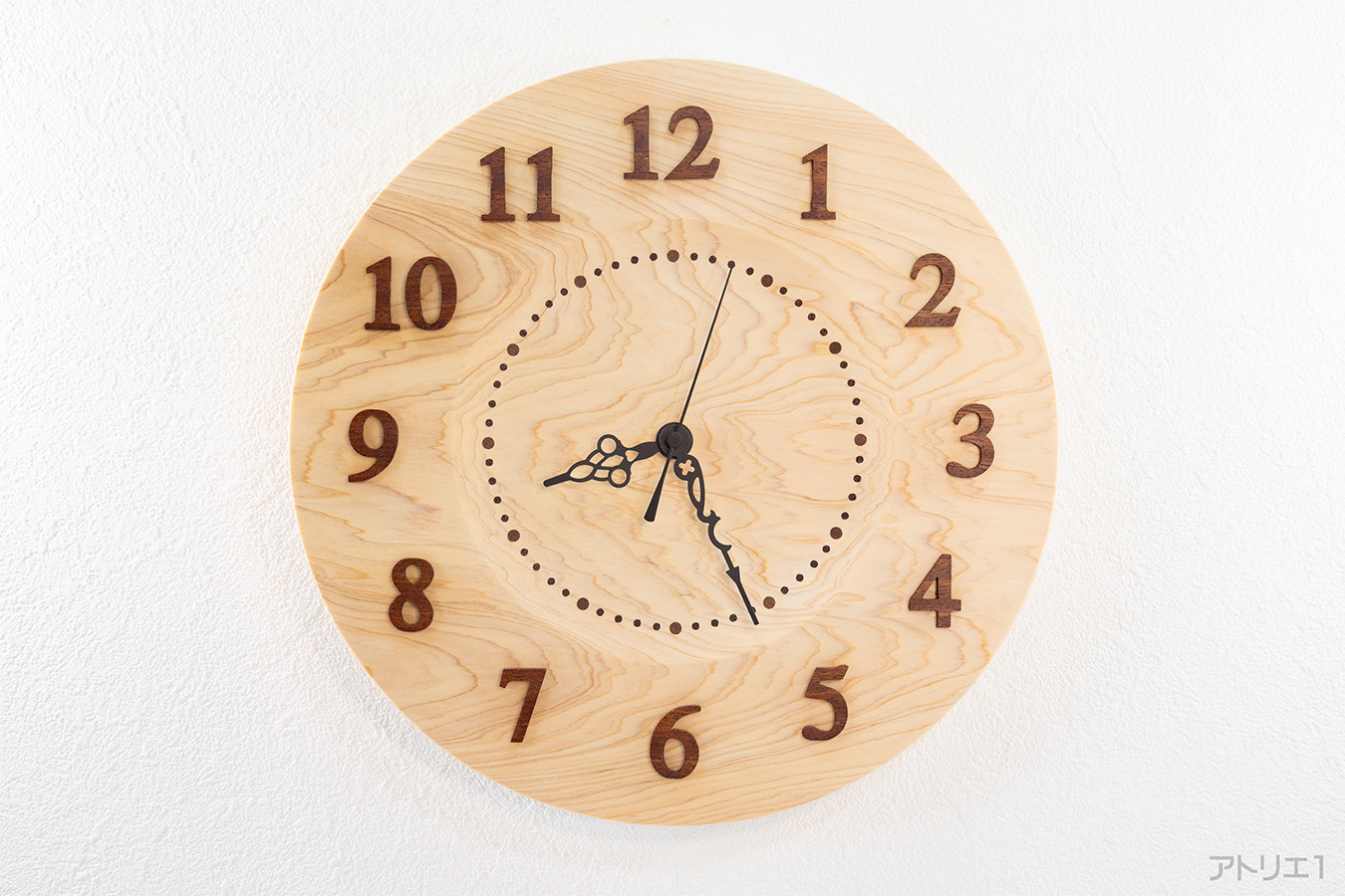 心地よい温もりを感じる檜の掛け時計