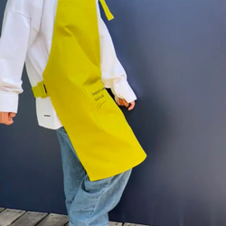 【イエロー】ひとりで着れるシンプルなキッズエプロン　子供エプロン　エプロンセット　三角巾　巾着袋 3枚目の画像