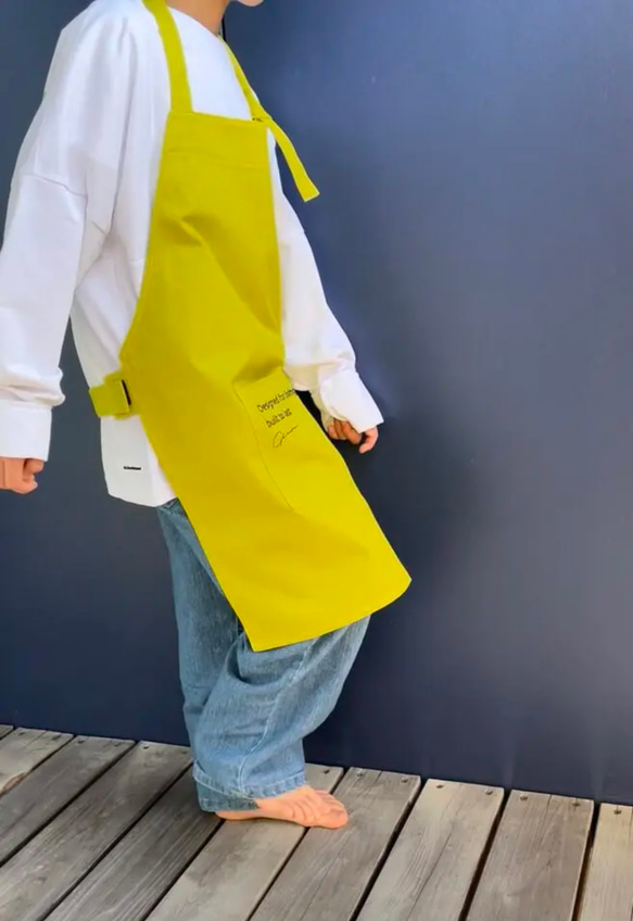 【イエロー】ひとりで着れるシンプルなキッズエプロン　子供エプロン　エプロンセット　三角巾　巾着袋 3枚目の画像