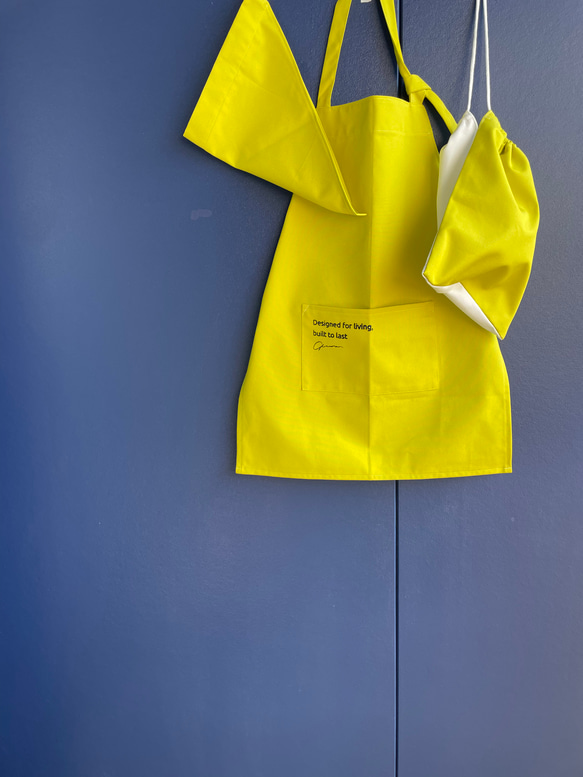 【イエロー】ひとりで着れるシンプルなキッズエプロン　子供エプロン　エプロンセット　三角巾　巾着袋 4枚目の画像