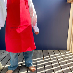 【レッド】ひとりで着れるシンプルなキッズエプロン　子供エプロン　エプロンセット　三角巾　巾着袋 4枚目の画像