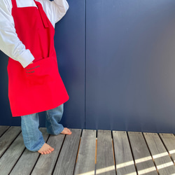 【レッド】ひとりで着れるシンプルなキッズエプロン　子供エプロン　エプロンセット　三角巾　巾着袋 3枚目の画像