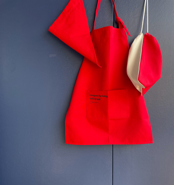 【レッド】ひとりで着れるシンプルなキッズエプロン　子供エプロン　エプロンセット　三角巾　巾着袋 2枚目の画像