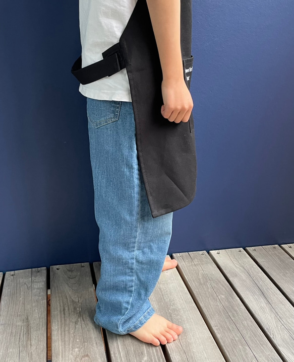 【ブラック】ひとりで着れるシンプルなキッズエプロン　子供エプロン　エプロンセット　三角巾　巾着袋 3枚目の画像