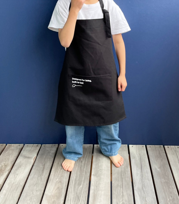 【ブラック】ひとりで着れるシンプルなキッズエプロン　子供エプロン　エプロンセット　三角巾　巾着袋 2枚目の画像