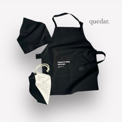 【ブラック】ひとりで着れるシンプルなキッズエプロン　子供エプロン　エプロンセット　三角巾　巾着袋 1枚目の画像