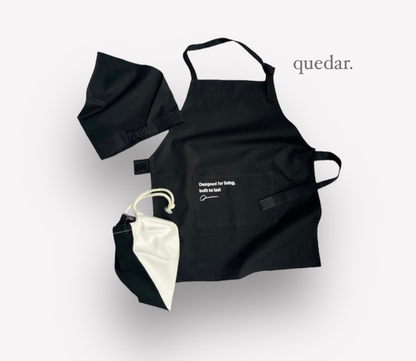 【ブラック】ひとりで着れるシンプルなキッズエプロン　子供エプロン　エプロンセット　三角巾　巾着袋 1枚目の画像