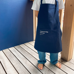【ネイビー】ひとりで着れるシンプルなキッズエプロン　子供エプロン　エプロンセット　三角巾　巾着袋 2枚目の画像