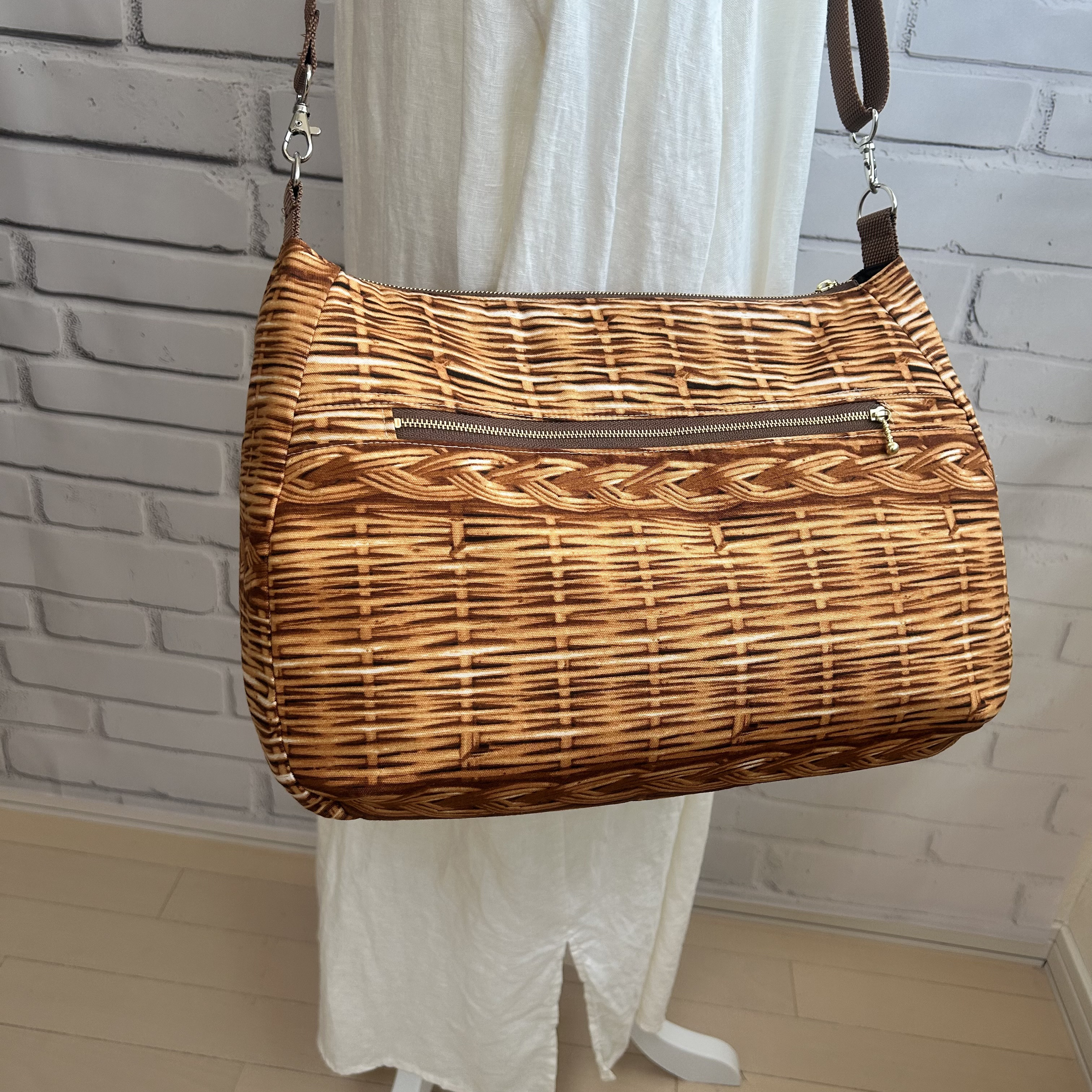 A4対応　大容量　ぷっくりとした ショルダーバック ボディーバック　ファスナーポケット付き　長さ調節可能 リアルなカゴ柄