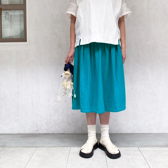 ワッシャーダブルガーゼのミモレ丈ギャザースカート ピーコックブルー 2枚目の画像