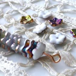 20個　小さな花々　白メタリック　チェコビーズCzech Glass Beads 2枚目の画像