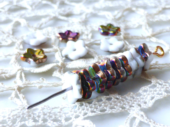 20個　小さな花々　白メタリック　チェコビーズCzech Glass Beads 1枚目の画像