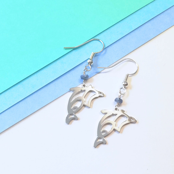 平假名設計“海豚”字母圖案耳環，鑲嵌九月生日石藍寶石（可替換為耳環硬件） 第1張的照片