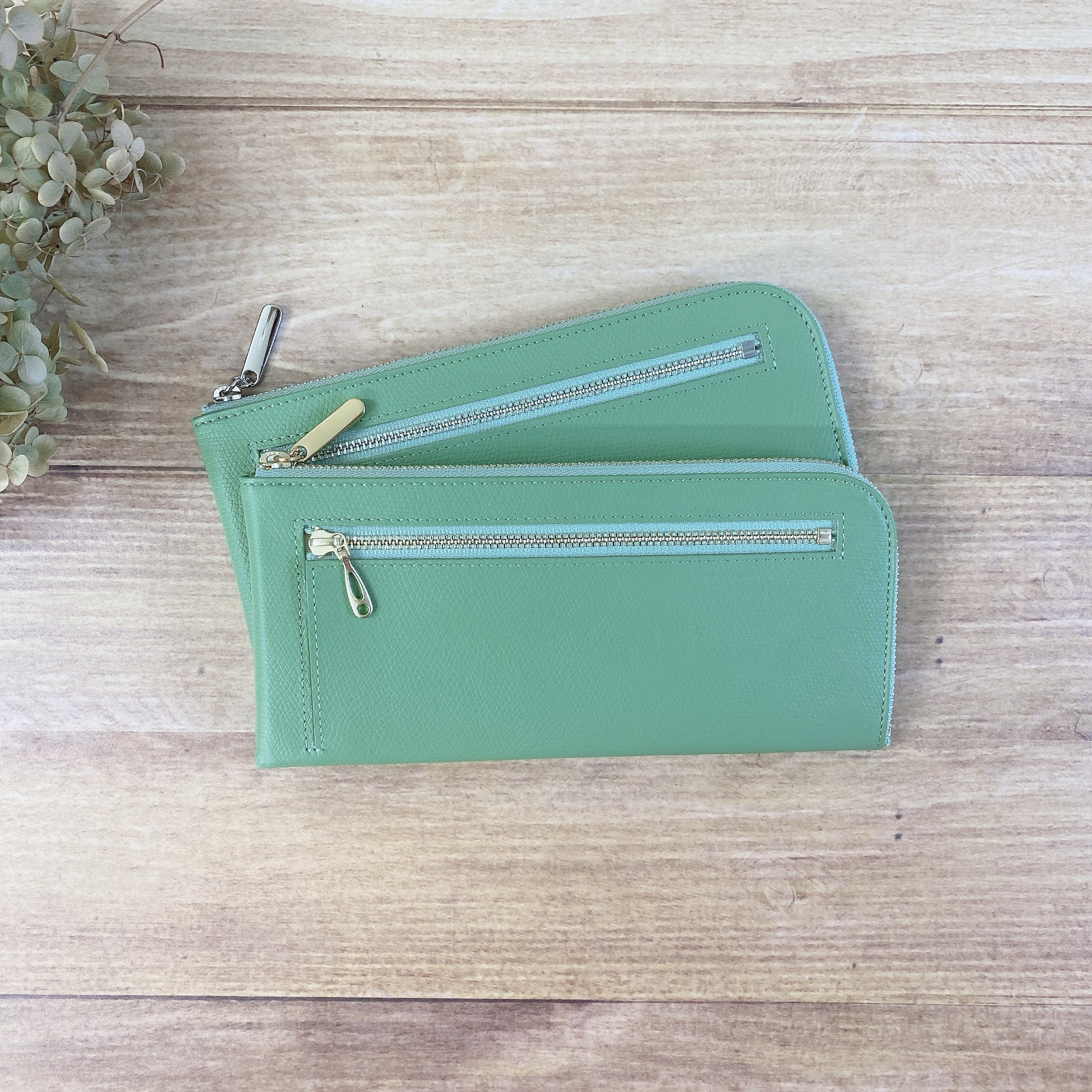 薄くて軽くて大容量なL字長財布 14枚カードポケット 牛革 カラフル ピスタチオグリーン 日本製【Squeeze】