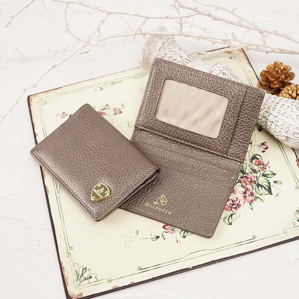 【刻印可】上品なパール仕上げ　スリムな二つ折りパスケース　 エンブレム　MH0656