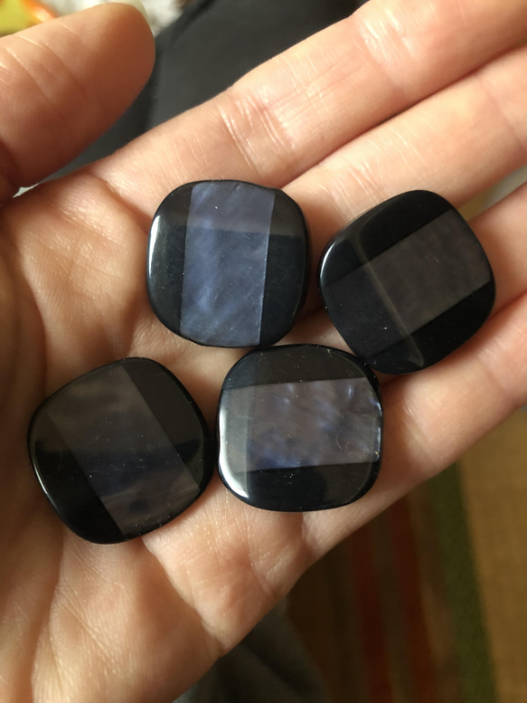 アンティーク ボタン 4個セット 大 ビンテージ 昭和 レトロ 個性的 ハンドメイド素材 四角 黒　青　ブラック アクセ 3枚目の画像