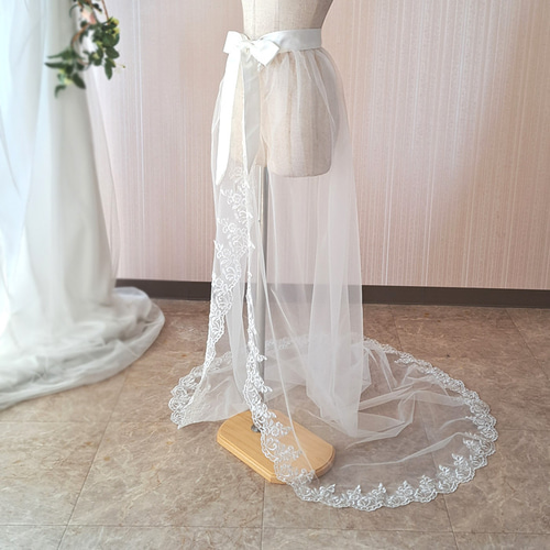 ウェディングドレスをトレーン付きドレスにアレンジできる刺繍が ウェディングドレスをトレーン付きドレスにアレンジできる刺繍が